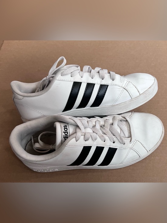 adidas Shoes - 8 adidas court shoe neo insole comfort classic sneaker kicks black stripes